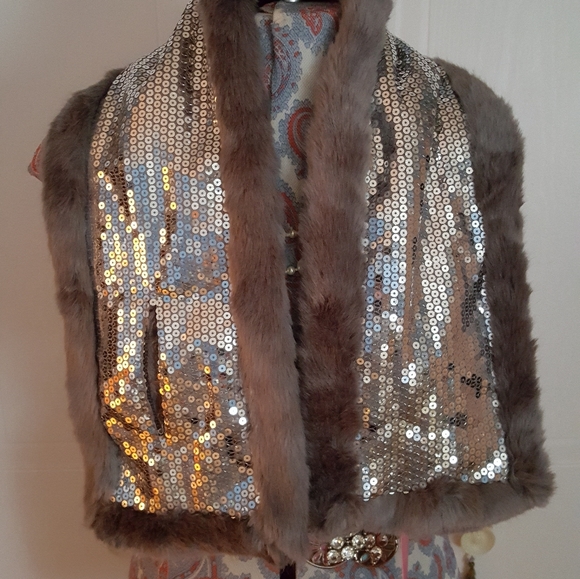 Candies gray faux fur scarf - Picture 4 of 4